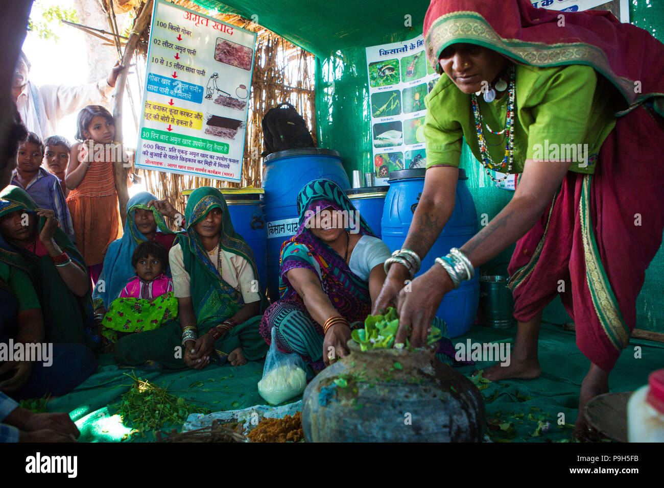 Eine Gruppe von lokalen Landwirtinnen über die Herstellung von organischem Dünger für Ihre Betriebe zu einem Landwirt Ausbildung Schule, Sendhwa, Indien lernen. Stockfoto