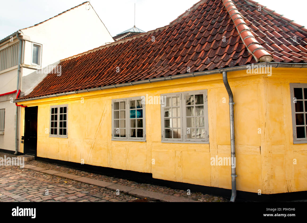 Altstadt von Odense, Dänemark. HC Andersens Heimatstadt. Gelbes Haus ist der Geburtsort von Hans Christian Andersen. Stockfoto