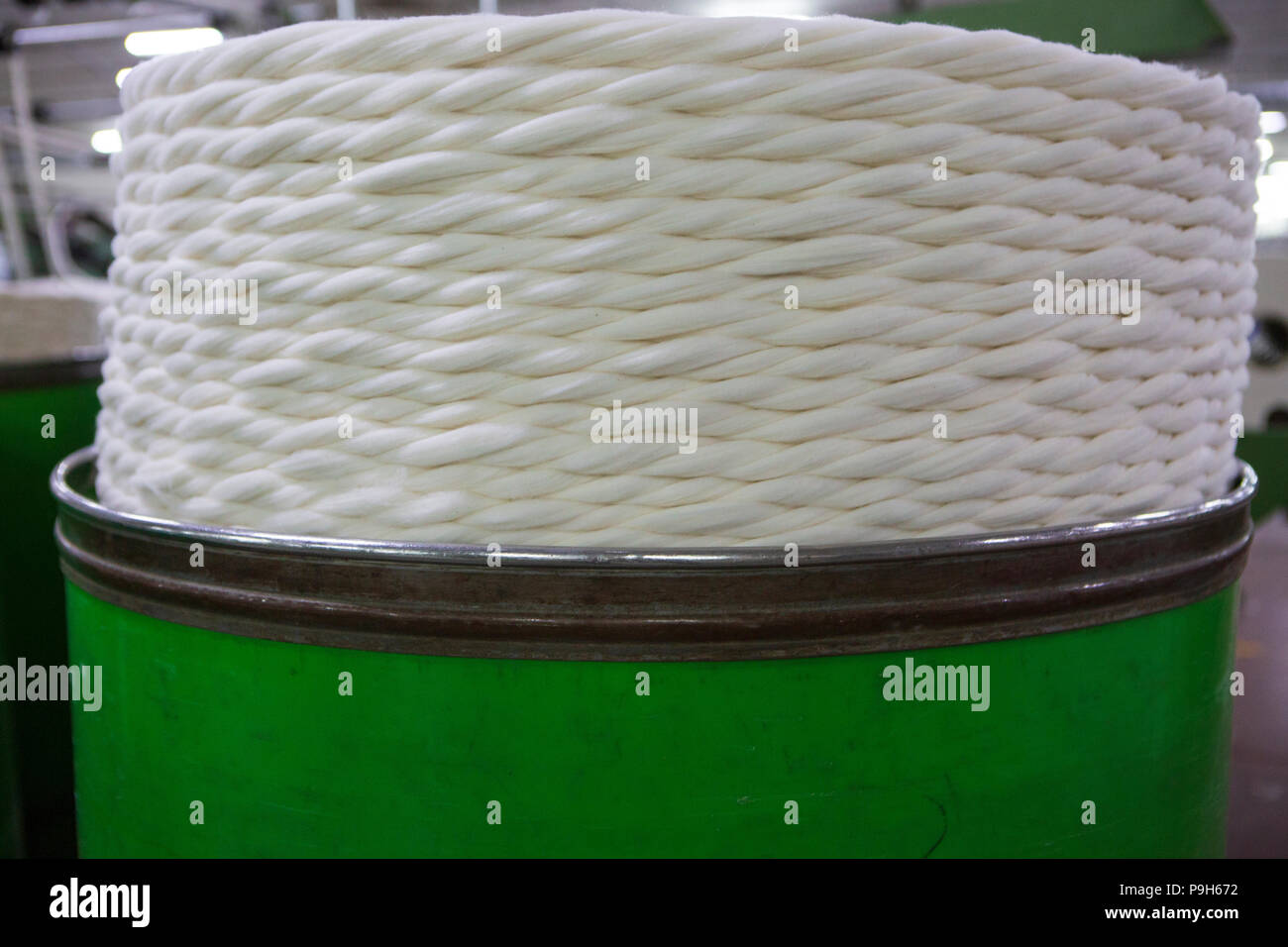 Organic Cotton in einer Textilfabrik, wo organische Baumwolle verwendet wird Kleidung zu machen, Indore, Indien gesponnen. Stockfoto