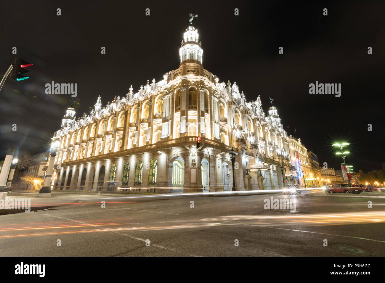 Klassische amerikanische Autos, Taxis, lokal bekannt als "almendrones" in Havanna, Kuba verwendet. Stockfoto