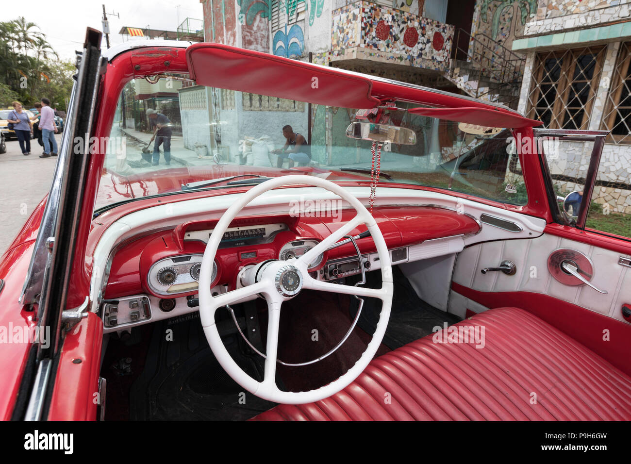 Classic American Auto als Taxi, lokal bekannt als almendrones, Havanna, Kuba verwendet. Stockfoto