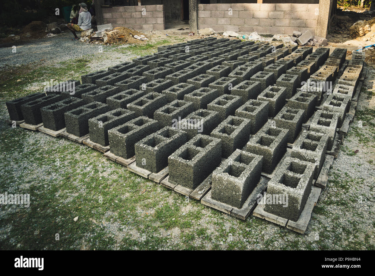 Brick MakingTraditional Backstein, durch Formen Boden in eine Kastenform und lassen Sie es unter der Sonne trocknen, bevor Sie es brennen für den nächsten Prozess Stockfoto