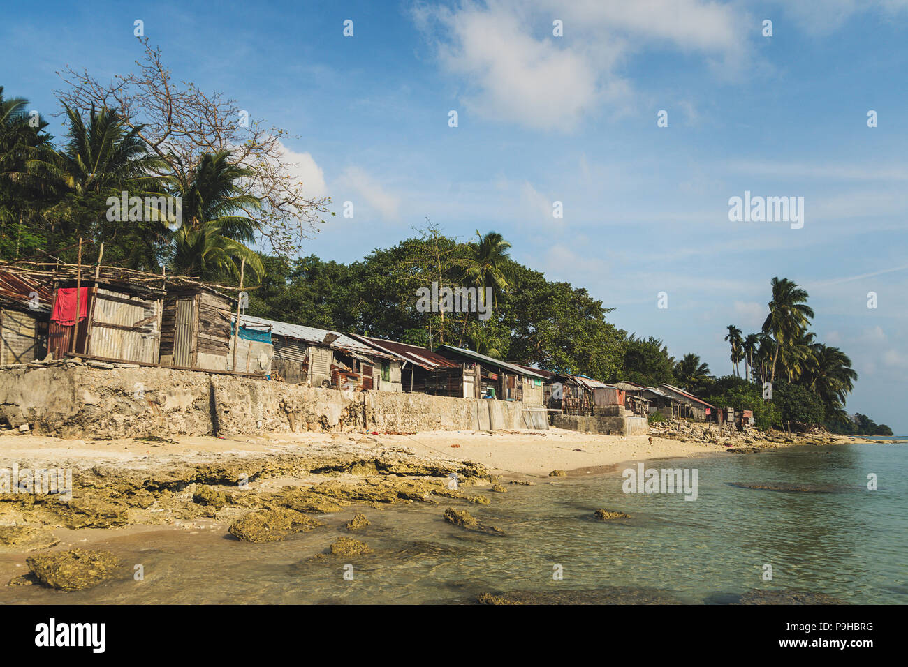 Eine alte Baracke für die Armen. Armut ist das Problem der Menschheit. Fischer Hütte im tropischen Dorf in der Nähe des Meeres. Andaman und Nicobar Inseln. Indien Stockfoto