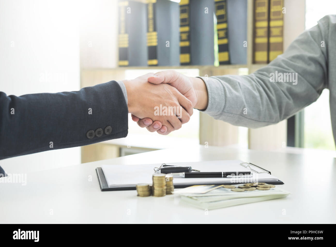 Unternehmer Die Zum Kunden Nach Guter Deal Vereinbarung Beim