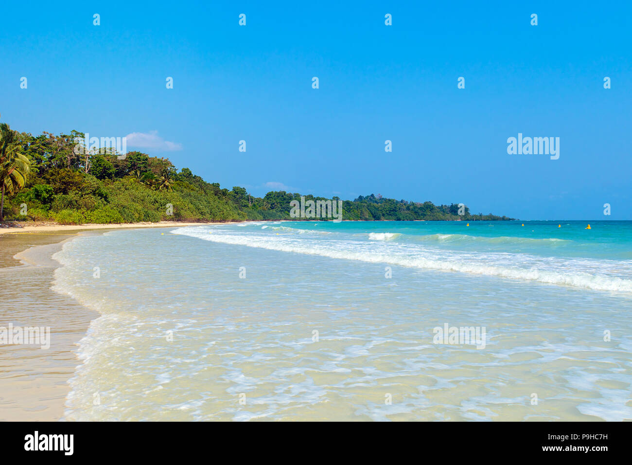 Tropische streckte, weissen Sandstrand und Palmen mit blauen Ozean Meer Wasser am Nachmittag am Tanjung Pinang auf der Bintan Insel, Ind Stockfoto