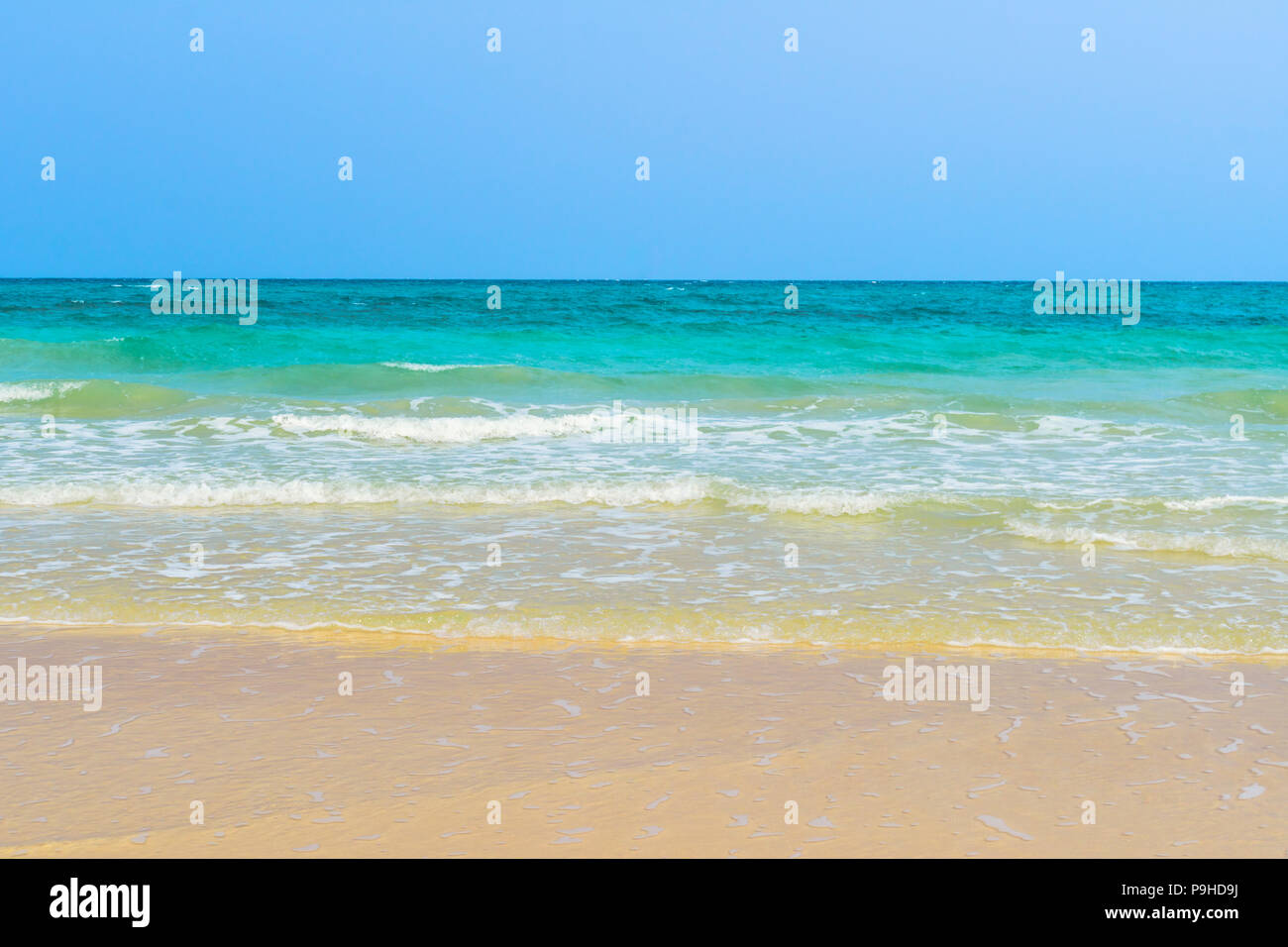 Schönen weißen Sandstrand und den tropischen türkis-blauen Meer. Ansicht von oben Stockfoto