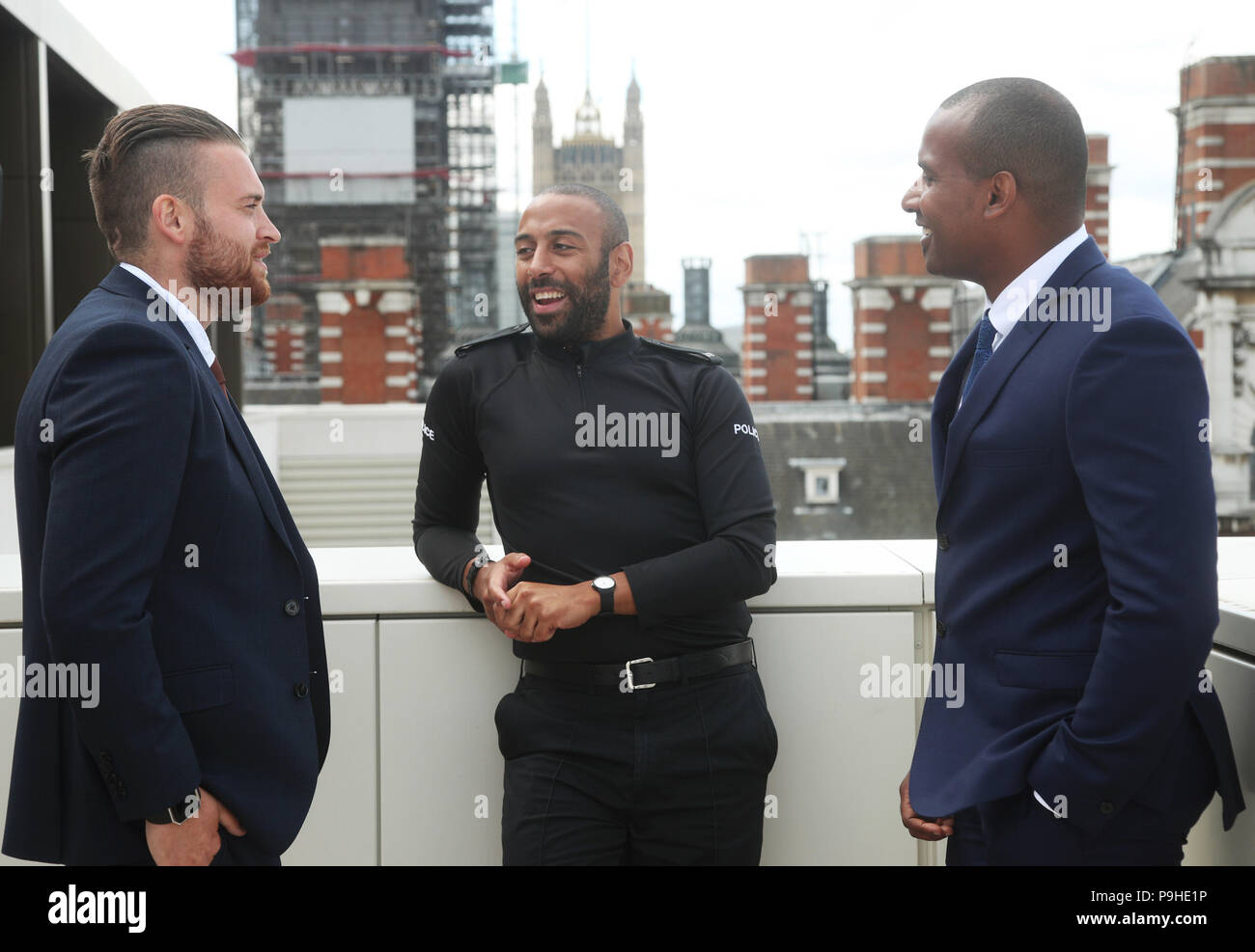 Auf 0001 Embargo Donnerstag, 19. Juli (nach rechts) Metropolitan Police Officer PC Charles Guenigault links, und British Transport Police Officers PC Leon McLeod und PC Wayne Marques, bei New Scotland Yard, London, als McLeod hat der Königin Gallantry Medal (QGM) verliehen und PC Marques und PC Guenigault der George Medaille (GM) für die Auseinandersetzung mit bewaffneten Terroristen in London Bridge zu schützen ausgezeichnet wurden. Stockfoto