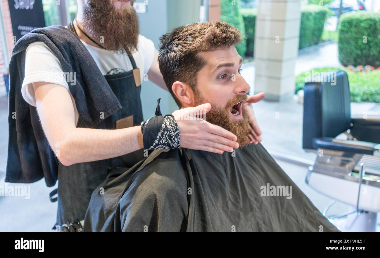 Redhead bärtiger junger Mann, ein lustiges Gesicht vor einer Änderung der Blick Stockfoto
