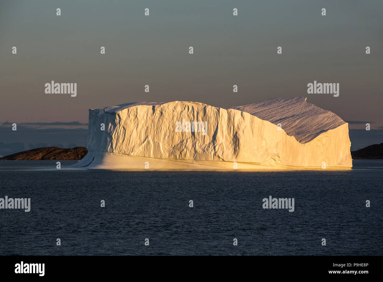 Großer Eisberg im Abendlicht, Scoresby-sund, Ost Grönland Stockfoto