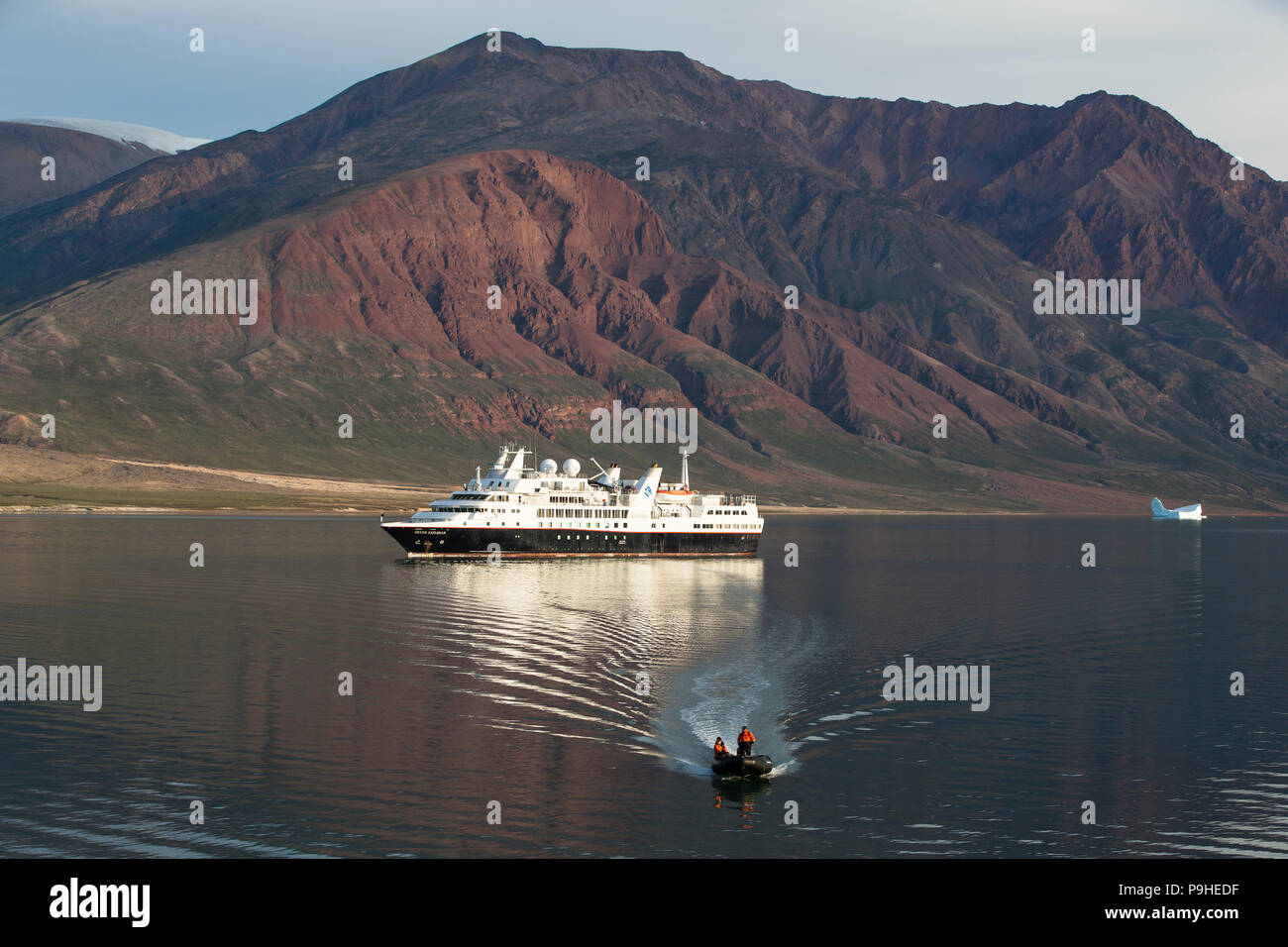 Schiff und Zodiac, Scoresby-sund, Grönland Stockfoto