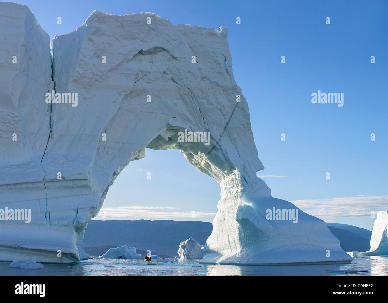 Eisberg arch und Zodiacs, Scoresby-sund, Grönland Stockfoto