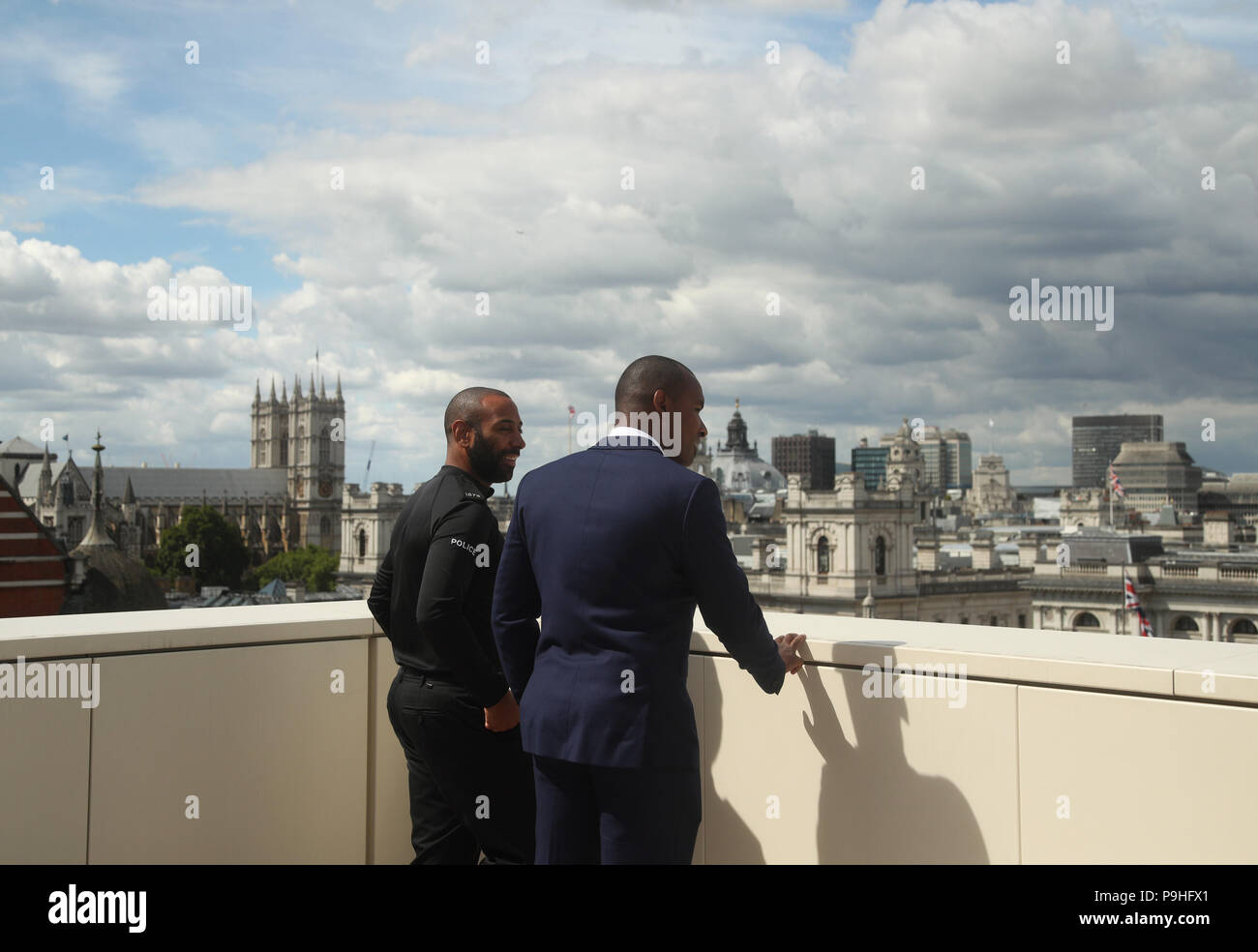 Auf 0001 Embargo Donnerstag, 19. Juli British Transport Police Officers PC Leon McLeod (links) und PC Wayne Marques, bei New Scotland Yard, London, als PC McLeod ausgezeichnet wurde der Königin Gallantry Medal (QGM) und PC-Marques erhielt die das George Medaille (GM) für die Auseinandersetzung mit bewaffneten Terroristen in London Bridge zu schützen. Stockfoto