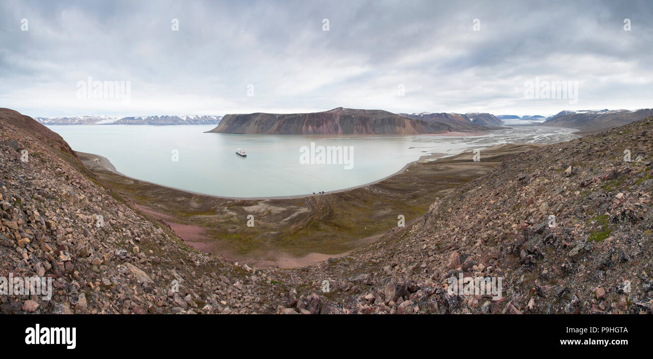 Kreuzfahrtschiff vor Anker in Svalbard Wildnis Stockfoto