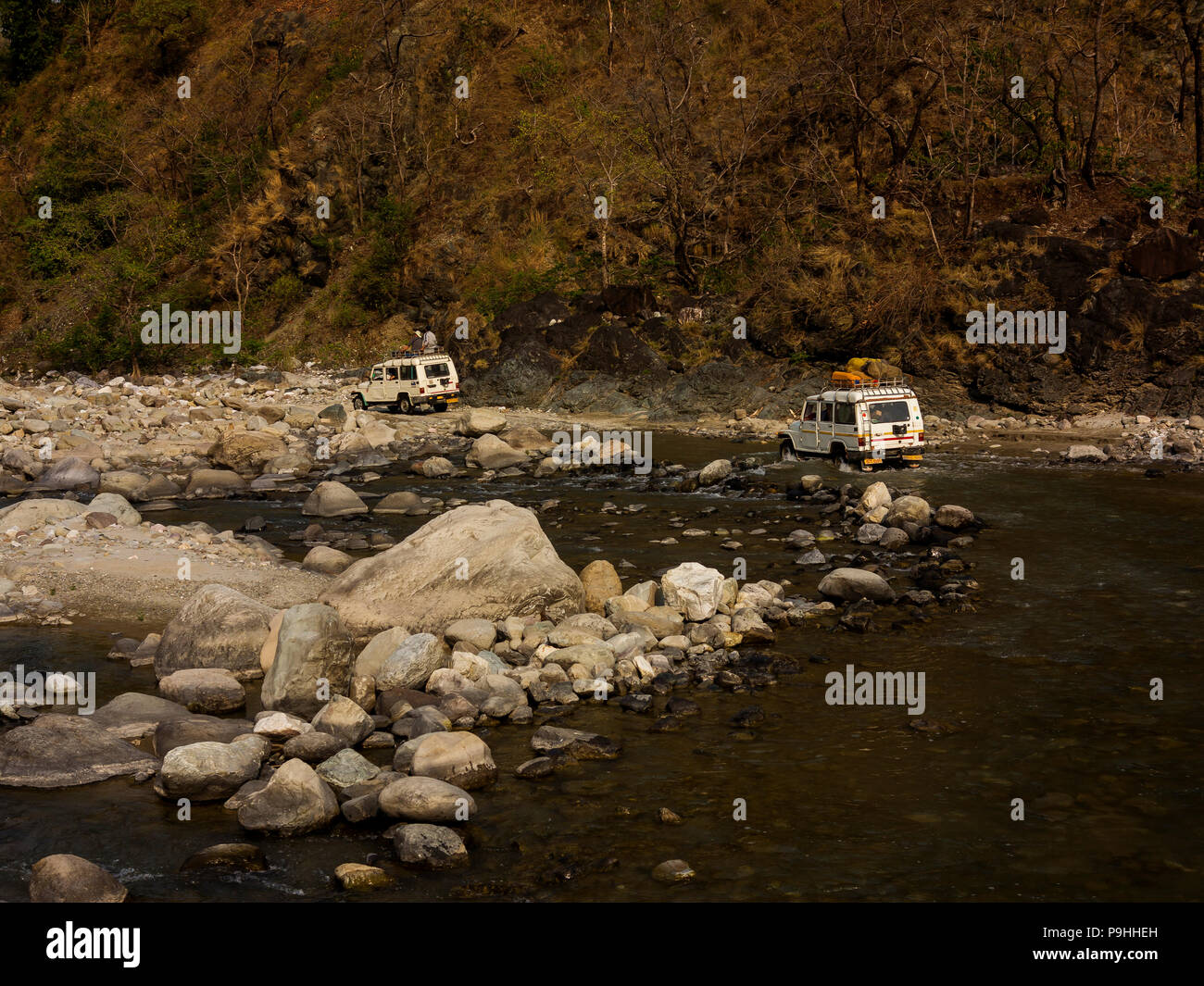 Vor kurzem eröffnete Straße von Chalti zu Chuka Dorf durch die Ladhya Fluss, Kumaon Hügel, Uttarakhand, Indien Stockfoto