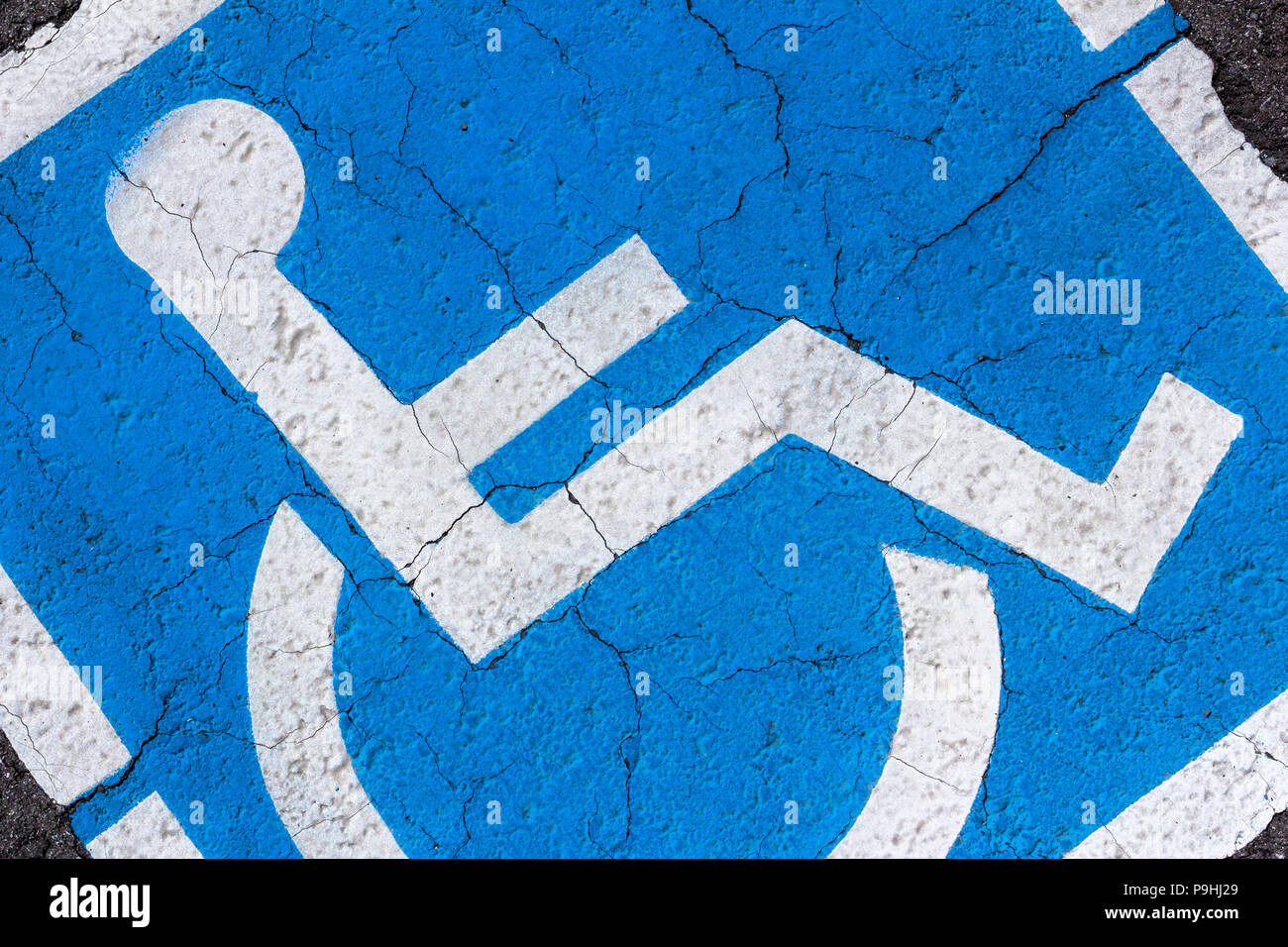Blau und Weiß handicap Symbol auf der Straße. Für Menschen mit Behinderung reserviert Stockfoto