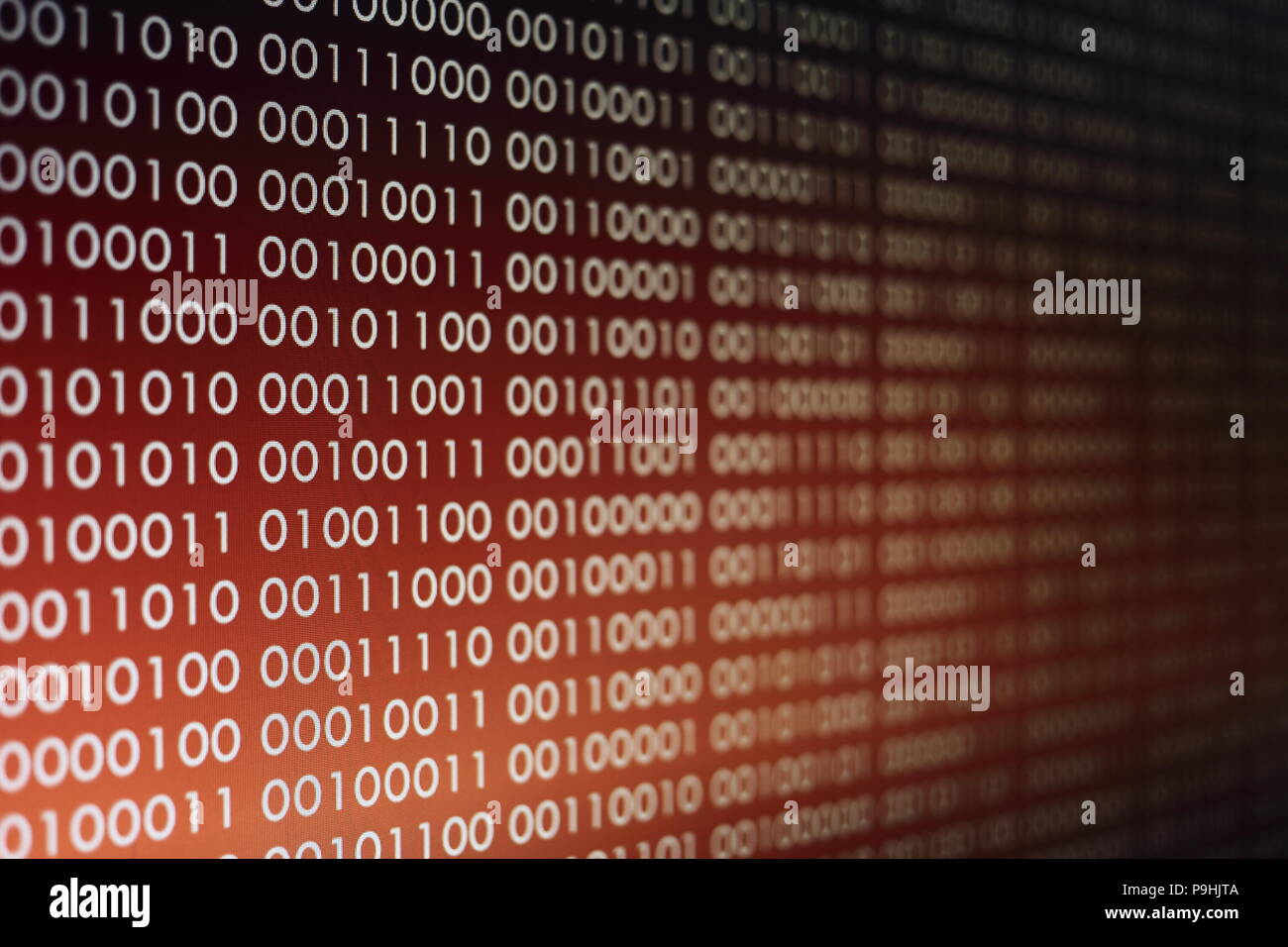 Blöcke von binären Daten. Blockchain Konzept. Roter Hintergrund mit Computer binären Code Bit Nummer eins und null Text. Computer probleme Konzept. Stockfoto