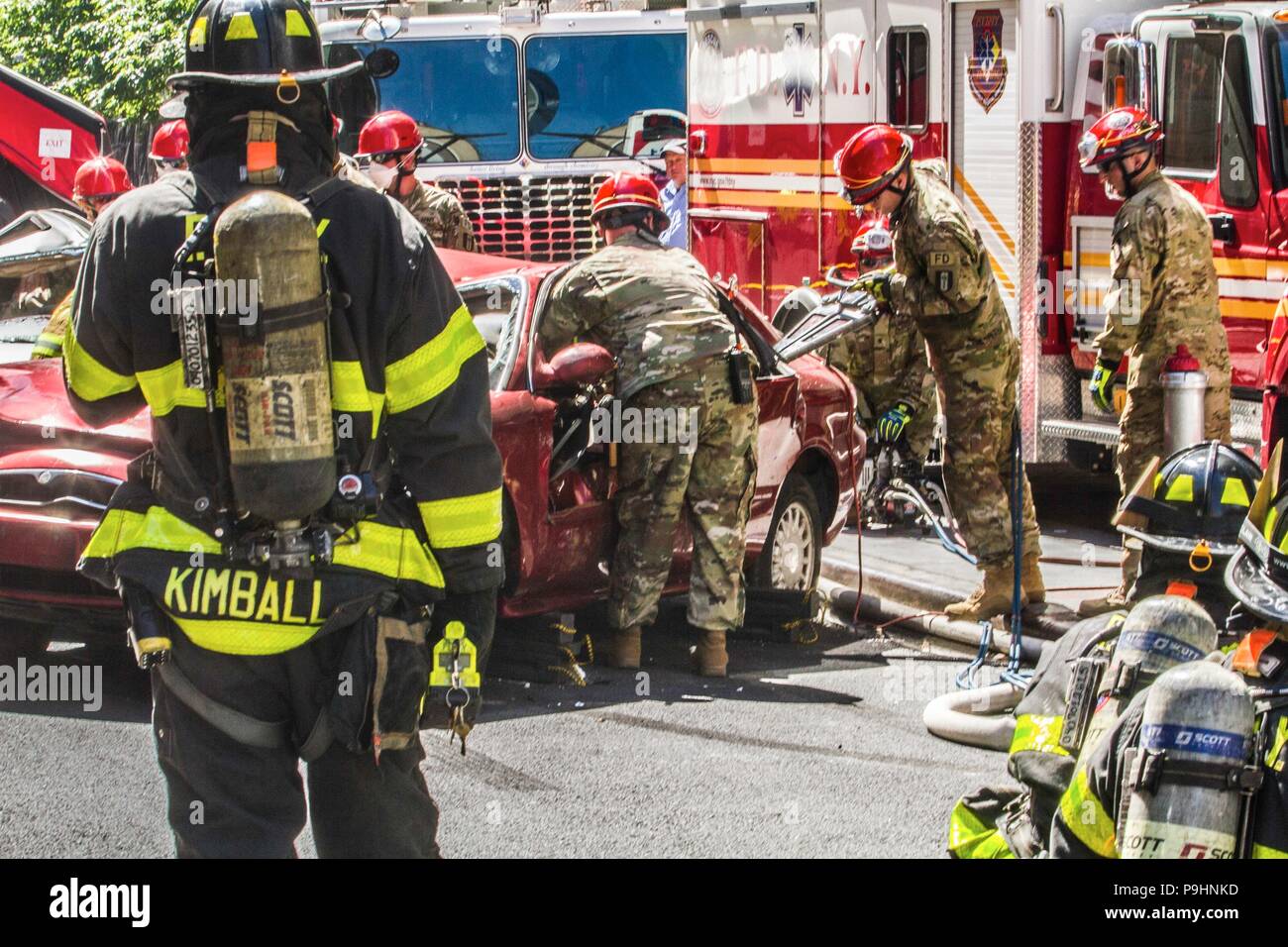 Armee Reservisten Praxis lebensrettenden Fähigkeiten in Manhattan, New York, Juli, 10, 2018. Diese Soldaten sind Teil eines National Response Element, das mit der zivilen Behörden manpower, Fahrzeuge und Ausrüstung zu bieten medizinische Leistungen zu erbringen sowie chemische, biologische und radiologische clean up - Fähigkeiten, die in der hohen Nachfrage im Falle einer Katastrophe oder angreifen würde. (U.S. Armee Foto: Staff Sgt. Felix R. Fimbres) Stockfoto