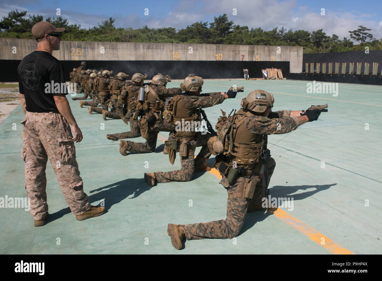 Marines mit Force Reconnaissance Platoon das Feuer des 31 Marine Expeditionary Unit-M 1911. 45-Kaliber Pistolen während Treffsicherheit, die im Rahmen der realistischen städtischen Ausbildung Übung im Camp Hansen, Okinawa, Japan, 17. Juli 2018. Die Kernkompetenz des 31. MEU, Marines mit der FRP, Maritime Raid-Kraft, in der Mission Planung und Ausführung bei RUTEX ausgebildet. Die 31. MEU, das Marine Corps' nur kontinuierlich vorwärts - bereitgestellt MEU, bietet eine flexible Kraft bereit, ein breites Spektrum an militärischen Operationen in der gesamten indopazifischen Region durchzuführen. (U.S. Marine Corps Foto von Lance Cpl. Hannah H Stockfoto