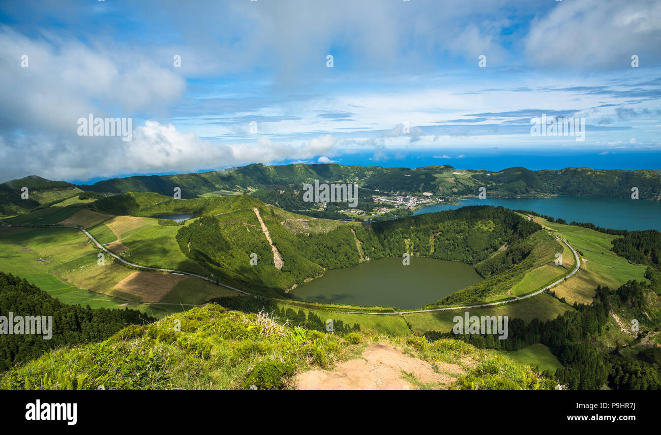 Blick auf die Caldeira von Sete Cidades, Sao Miguel, Azoren, Portugal Stockfoto