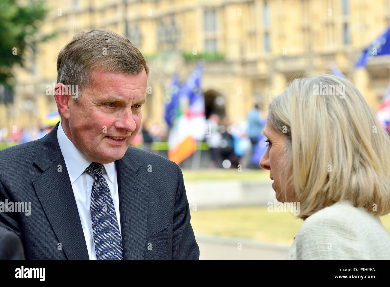 David Jones MP (Con: Clwyd West) für BBC auf College Green von Carole Walker, Westminster, Juli 2018 Interview Stockfoto