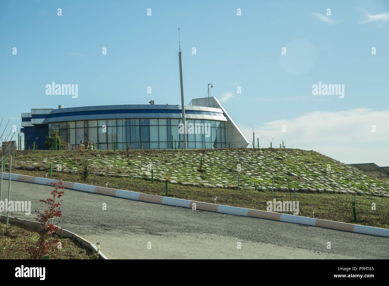 Solar Panel, alternative Stromquelle - Konzept der nachhaltigen Ressourcen. Solar-powered. Moderne biogas Fabrik, mit zuckerrübenschnitzel als ren Stockfoto