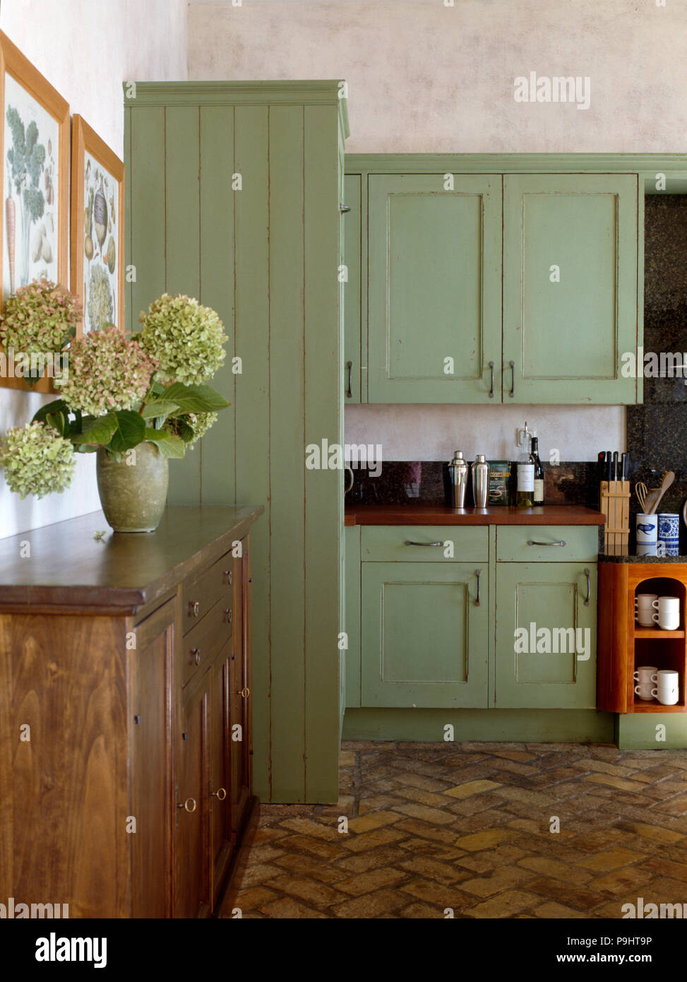 Hellgrün Türen Einbauschränke in einer Küche mit Fischgrätenmuster brick Bodenbeläge Stockfoto