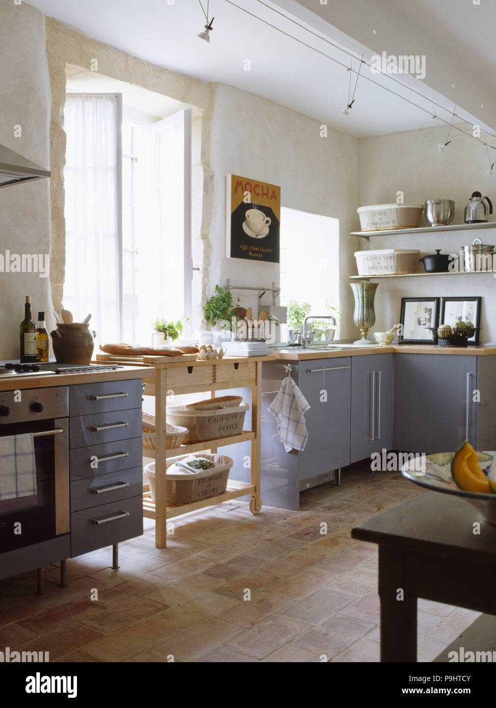 Terrakotta-fliesen in modernen weißen provenzalische Küche mit grau-blauen montierten Einheiten Stockfoto