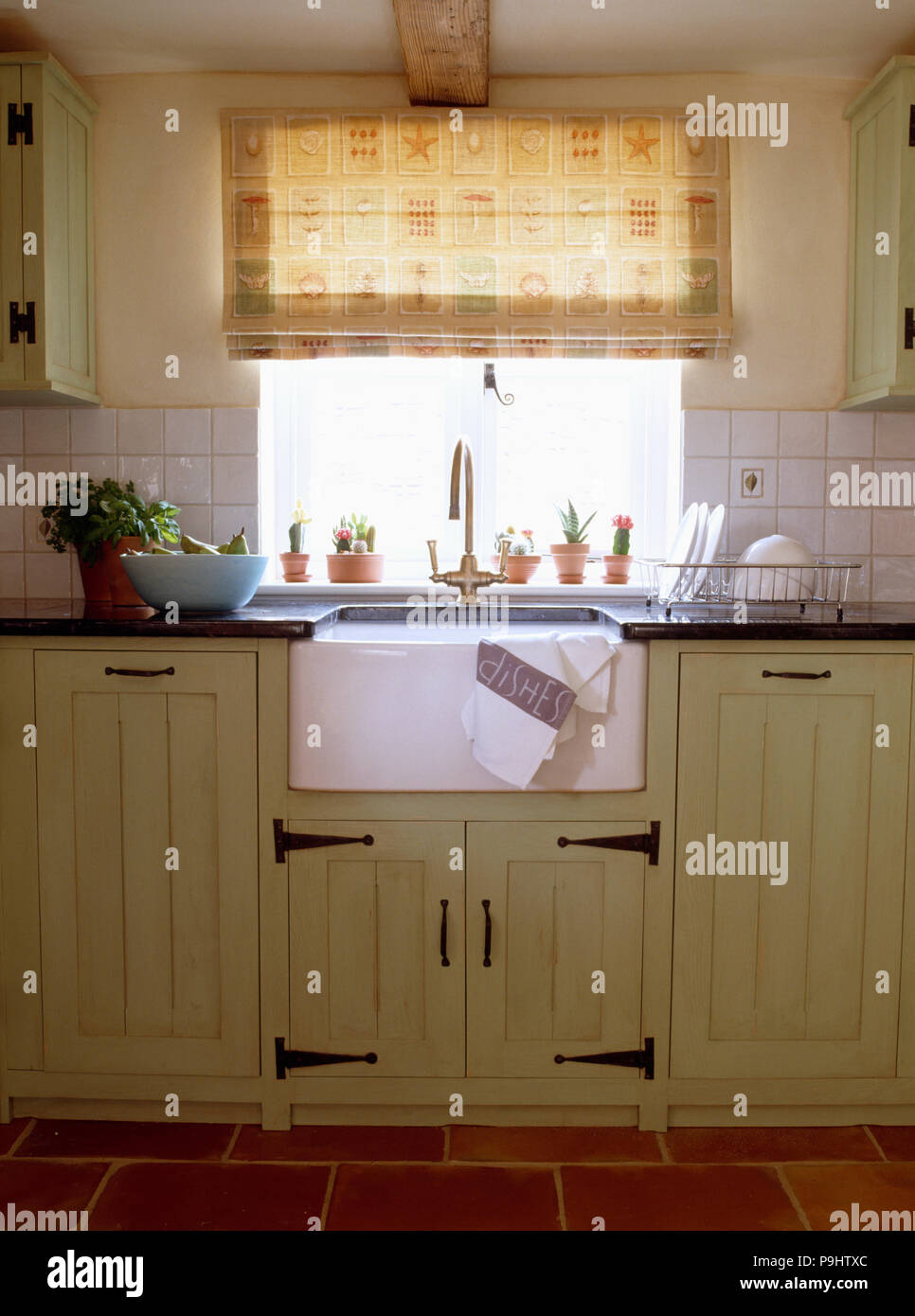 Gemusterte neutral blind vor weißen Keramik Waschbecken in ... Gemusterte neutral blind vor weißen Keramik Waschbecken in ...