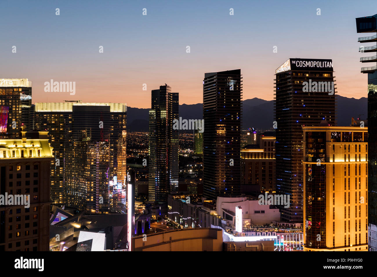 Erhöhten Blick auf den Strip, Las Vegas, Nevada, USA. Bei Nacht mit beleuchteten Gebäuden Stockfoto