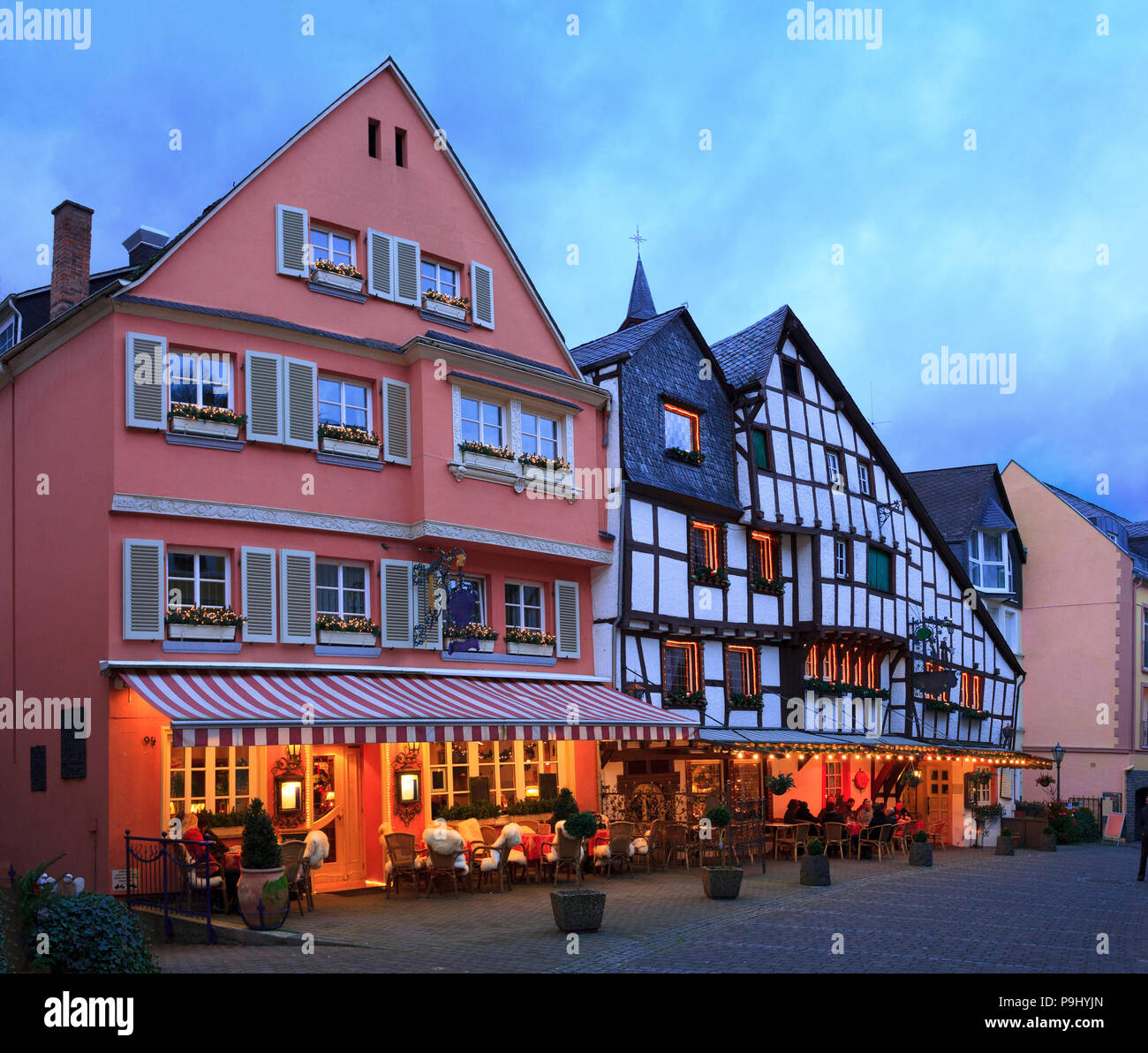 Alte Straße an Heiligabend in Bernkastel-Kues, Rheinland-Pfalz, Deutschland. Getonten Bild Stockfoto