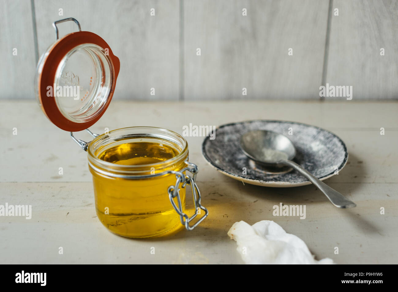 Flüssige Ghee Butterschmalz Stockfoto