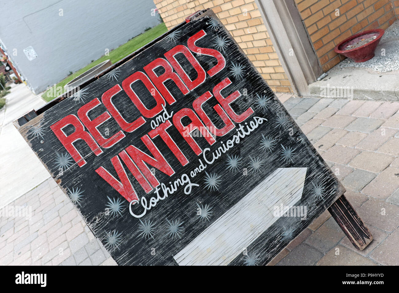 "Aufzeichnungen und Vintage Kleidung und Kuriositäten' Zeichen steht auf einem Bürgersteig in der artsy Waterloo Kunst- und Unterhaltungsviertel in Cleveland, Ohio, USA Stockfoto