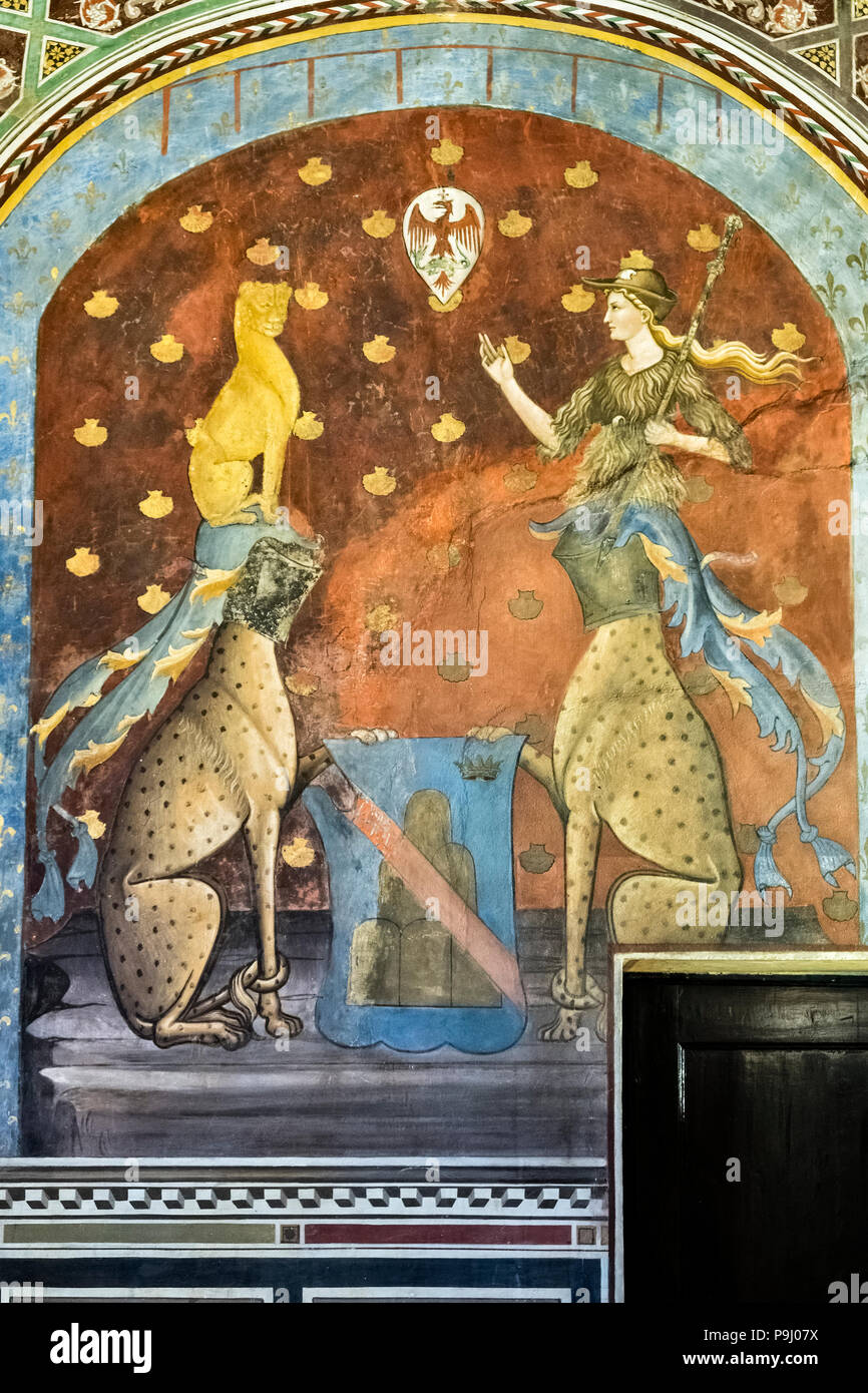 San Miniato, Toskana, Italien - Die 14c Palazzo Comunale (Rathaus). Die ridolfi Wappen der Familie in den 15 c Fresken an der Halle der sieben Tugenden Stockfoto
