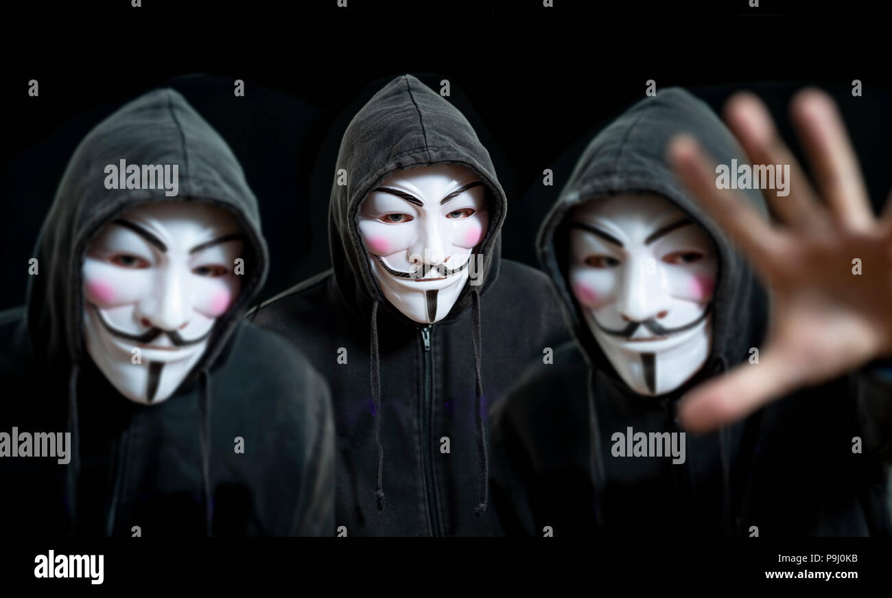 Anonyme Hacker tragen Guy Fawkes Masken und einem schwarzen Hoodies Stockfoto