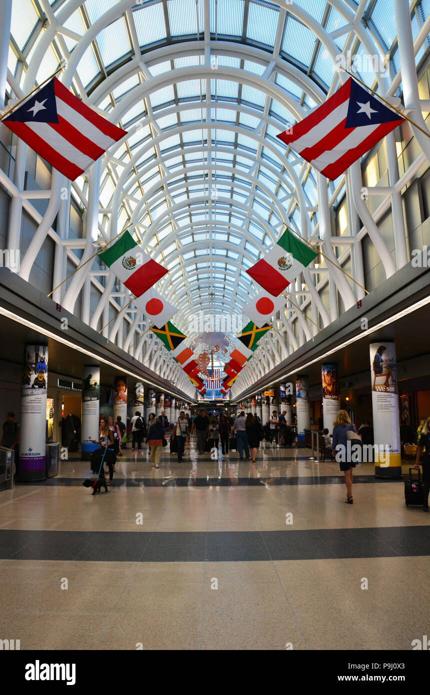 Oberlichter lassen Tageslicht in die Halle im Terminal 3 am Flughafen O'Hare International Airport in Chicago. Stockfoto