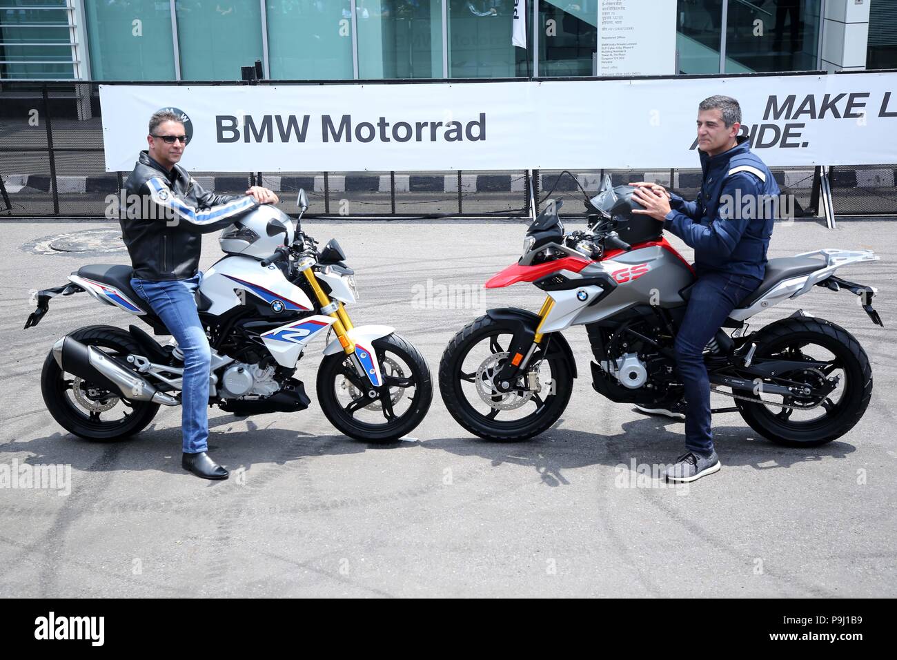 Gurugram, Indien. 18 Juli, 2018. Vikram Pawah, Präsident, BMW Group India  (L) Dimitris Raptis, (R) Leiter der Region Asien, während der  Produkteinführung neue BMW G310R und G310 GS. Motorrad Kredit: Jyoti  Kapoor/Pacific Press/Alamy leben ...