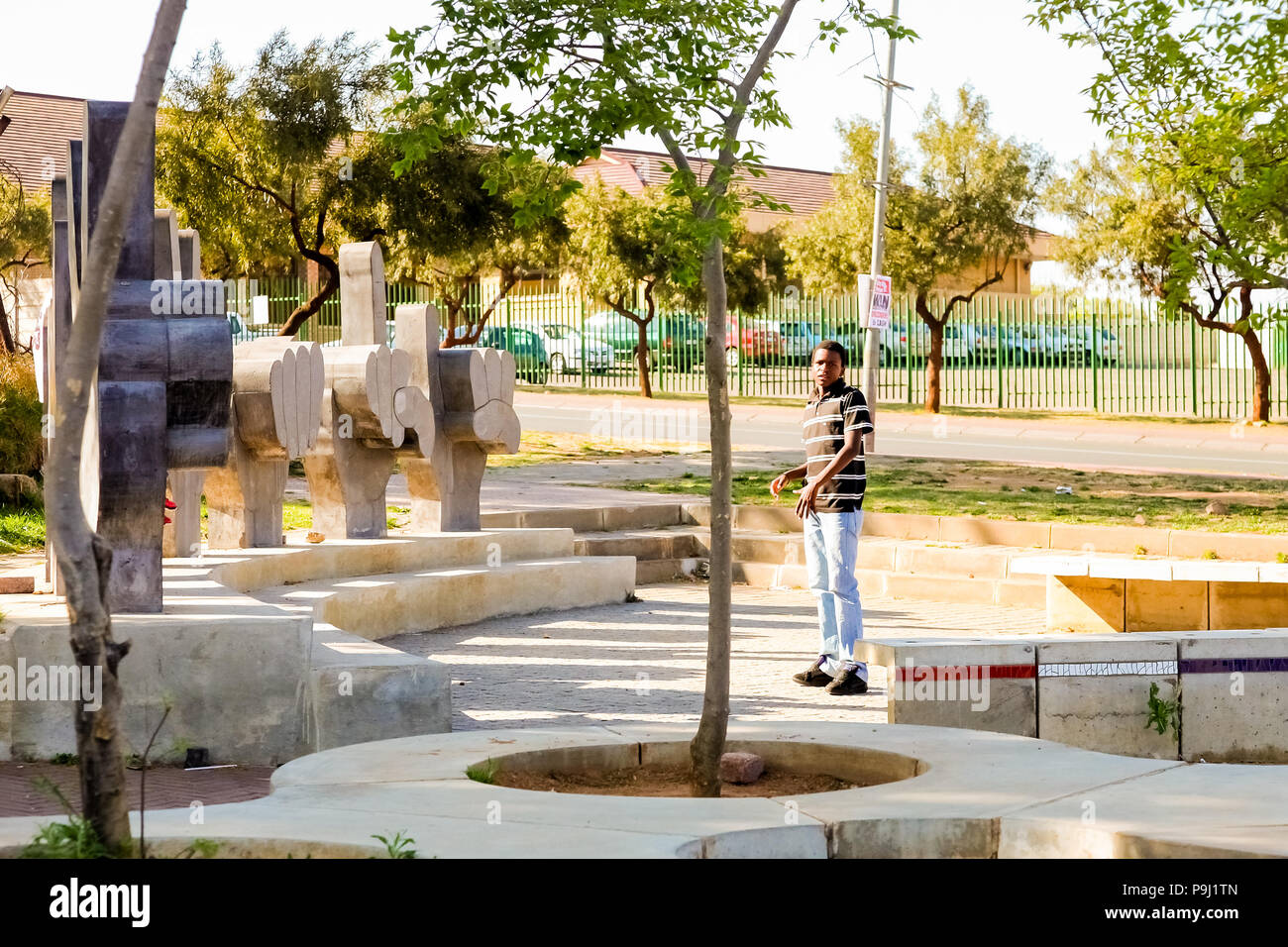 Johannesburg, Südafrika, 11. September 2011, Kinder spielen im Skulpturenpark in einem Vorort von Soweto Nachbarschaft Stockfoto