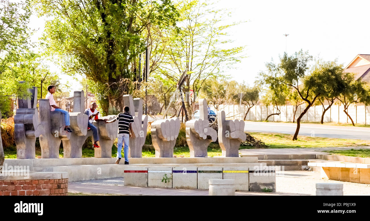 Johannesburg, Südafrika, 11. September 2011, Kinder spielen im Skulpturenpark in einem Vorort von Soweto Nachbarschaft Stockfoto