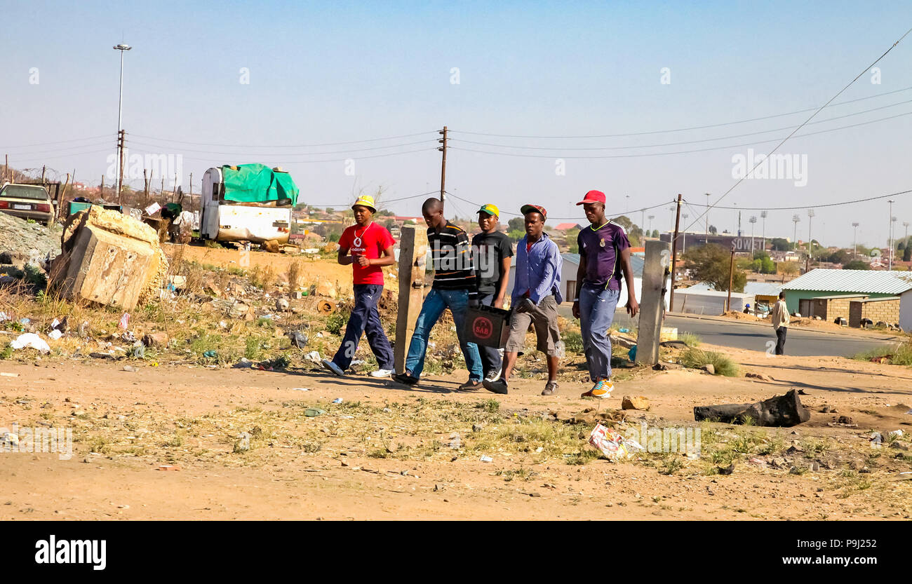 Johannesburg, Südafrika, 11. September 2011, Junge afrikanische Maenner in städtischen Soweto, Südafrika Stockfoto