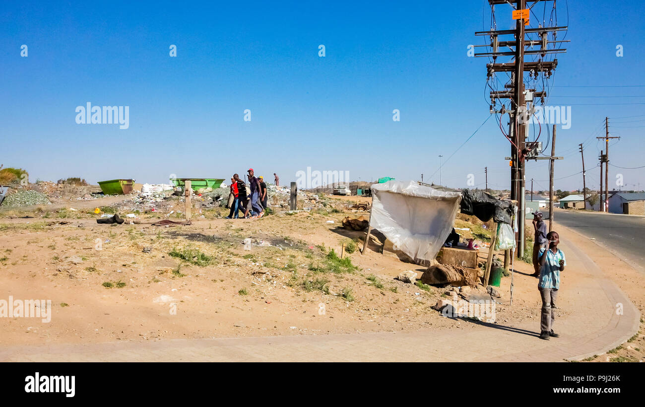 Johannesburg, Südafrika, 11. September 2011, kleinen informellen Hawker verkaufen Produkte auf der Straße in den städtischen Soweto, Südafrika Stockfoto