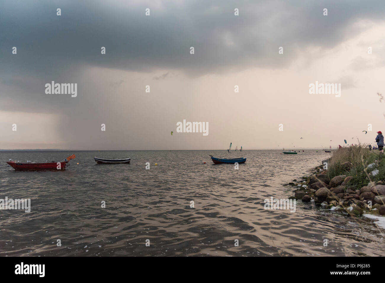 Leere Boote an der Ostsee Bucht mit Möwen Stockfoto