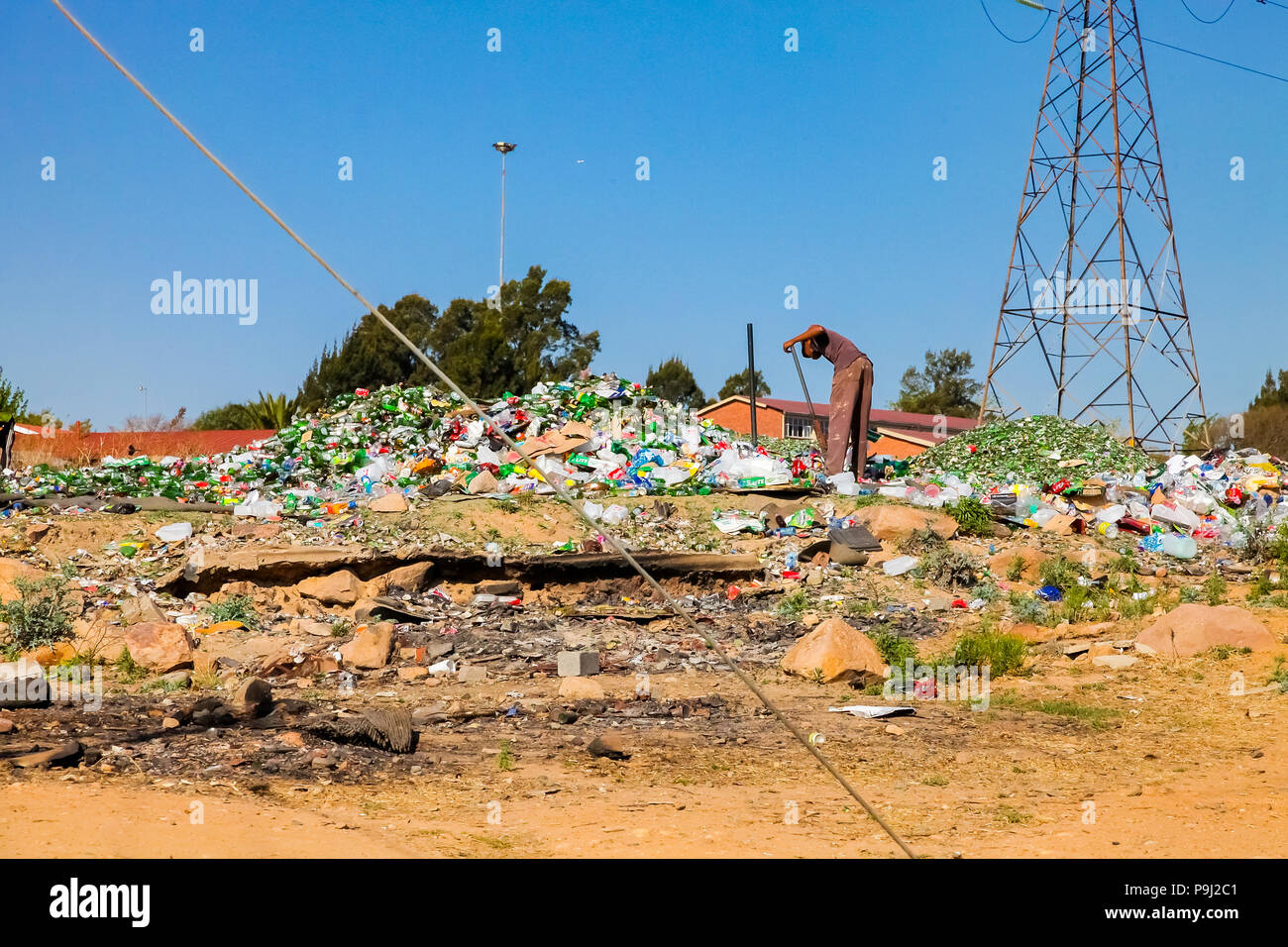 Johannesburg, Südafrika, 11. September 2011, Recycling Müll Picker sortieren Glas Flaschen in städtischen Soweto, Südafrika Stockfoto
