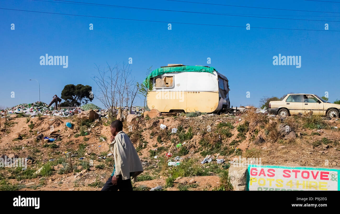Johannesburg, Südafrika, 11. September 2011, Recycling Müll Picker sortieren Glas Flaschen in städtischen Soweto, Südafrika Stockfoto