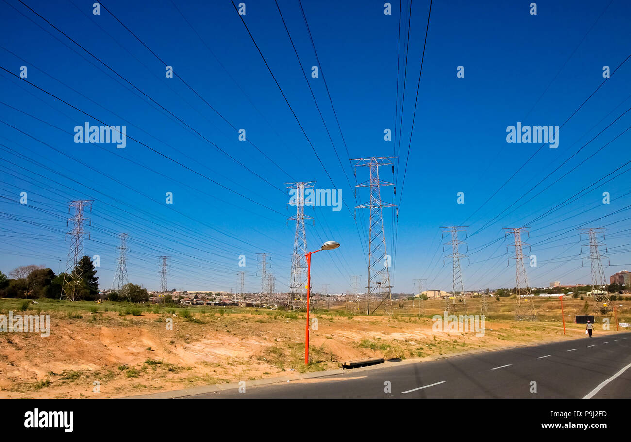 Johannesburg, Südafrika, 11. September 2011, Elektrische Stromleitungen in städtischen Soweto, Südafrika Stockfoto