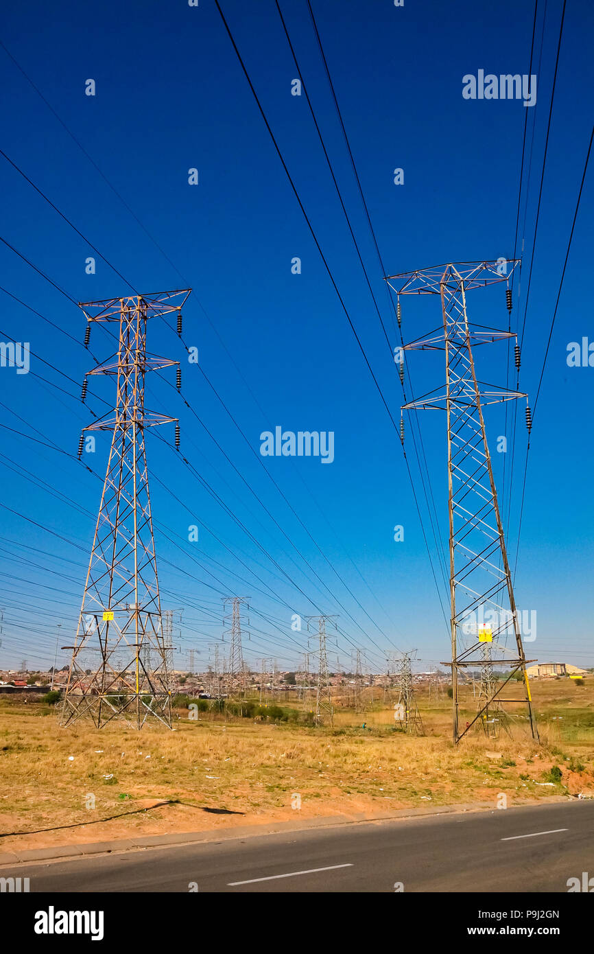 Johannesburg, Südafrika, 11. September 2011, Elektrische Stromleitungen in städtischen Soweto, Südafrika Stockfoto