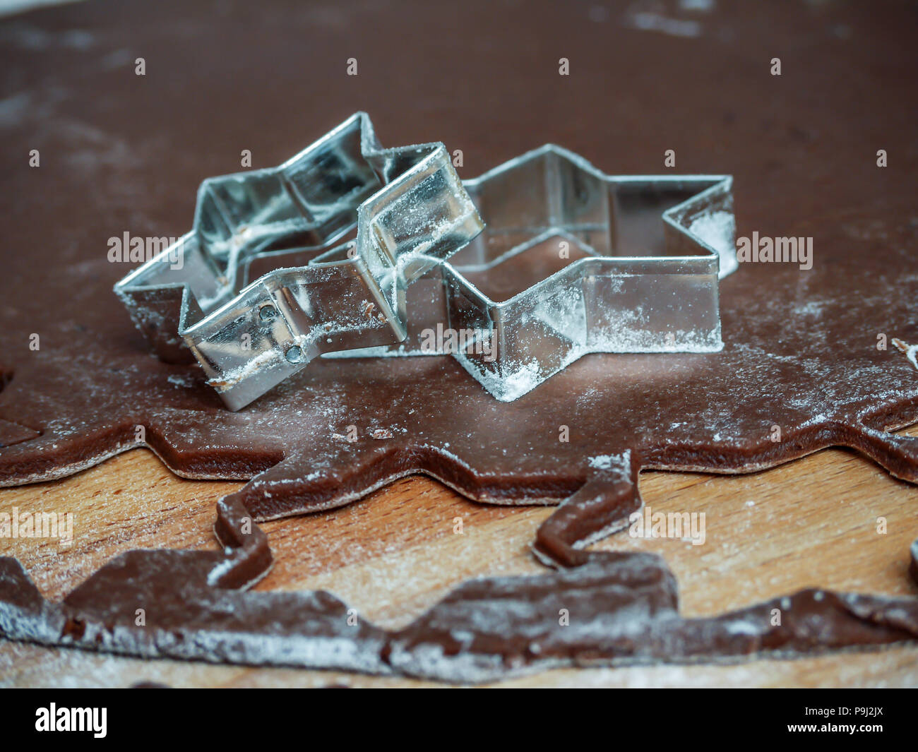 Weihnachten Lebkuchen cookie-cutter auf gerollt raw Lebkuchen Gebäck Stockfoto