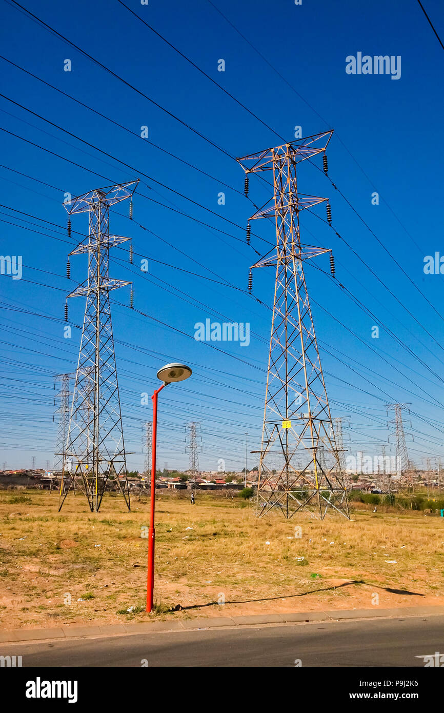 Johannesburg, Südafrika, 11. September 2011, Elektrische Stromleitungen in städtischen Soweto, Südafrika Stockfoto