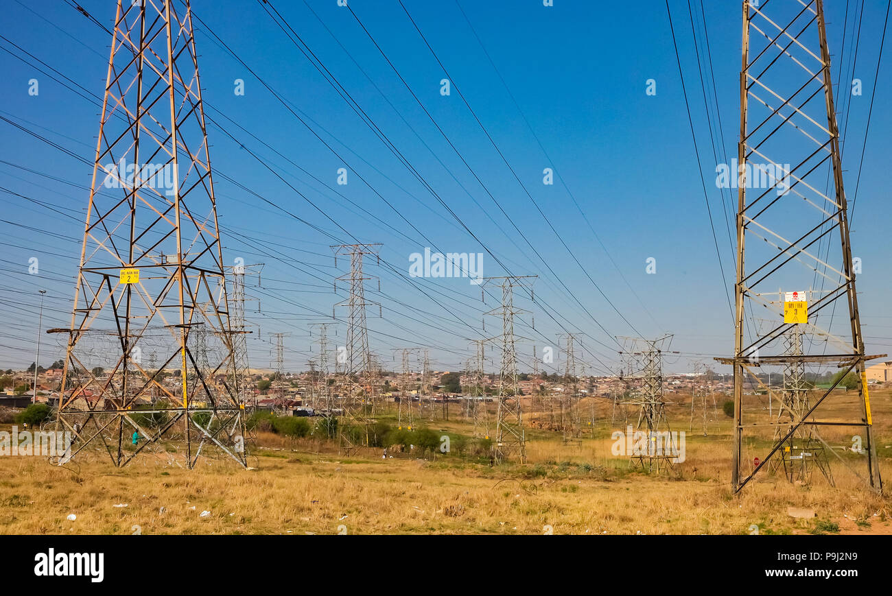 Johannesburg, Südafrika, 11. September 2011, Elektrische Stromleitungen in städtischen Soweto, Südafrika Stockfoto