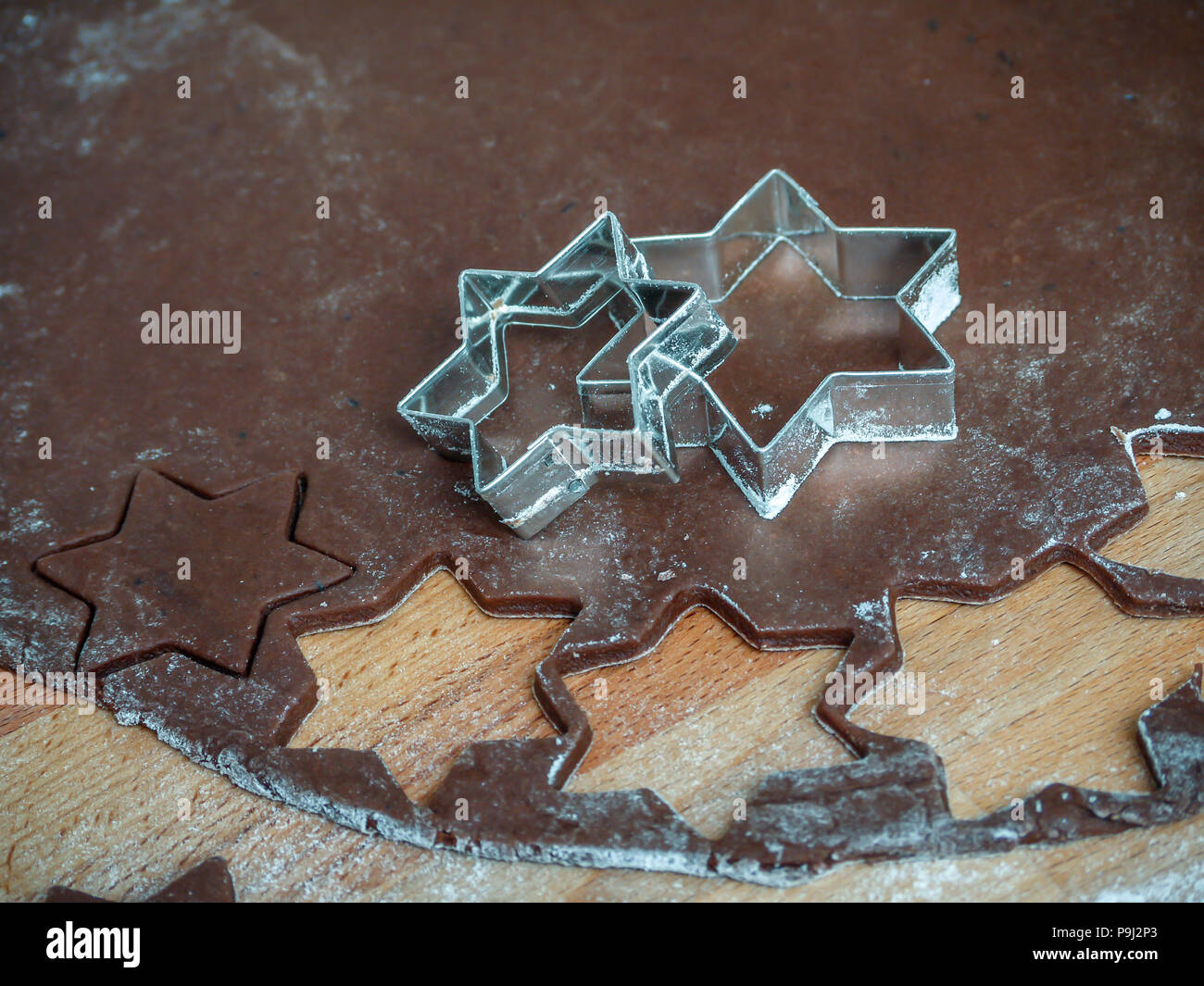 Weihnachten Lebkuchen cookie-cutter auf gerollt raw Lebkuchen Gebäck Stockfoto