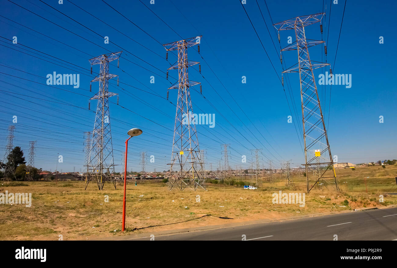 Johannesburg, Südafrika, 11. September 2011, Elektrische Stromleitungen in städtischen Soweto, Südafrika Stockfoto